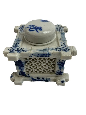 Asiatisches Tintenfass (vermutlich chinesisch oder japanisch) aus blau/weißem 
Porzellan