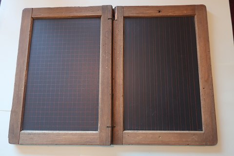 Eine alte Schule-Tafel - dobbelt - aus Schiefer mit Rahmen aus Holz
Kariert / liniert