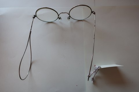 Alte Brillen mit Futteral - Futeral ist neuere
Die Brille hat eine "Schleife" hinten - Sehen Sie bitte die Fotos