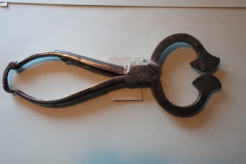 Eine antike Kandiszange/Zuckerzange
Handgeschmidet aus Eisen
Um 1850
