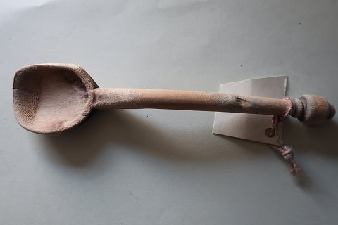 Ein altes Löffel, handgemacht, aus Holz