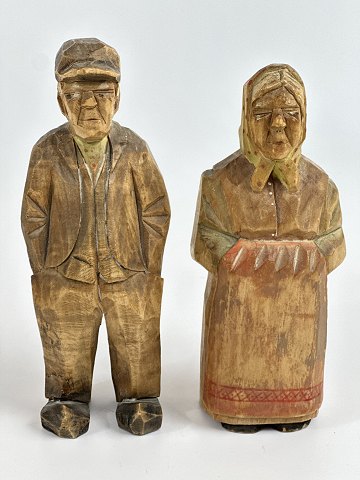 Paar handgefertigte, dänische Holzfiguren einer Frau mit Schal und eines Mannes 
mit Mütze, um 1950.