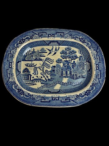 Antike Servierplatte aus Fayence mit chinesischem Muster. Das Muster heißt Blue 
Willow. Vermutlich Engländer, Staffordshire. Undeutlich gemarkt.