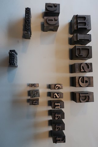 Alte Buchstaben aus Metal
Möglich in gesamt oder als Einzelkauf zu machen
In gutem Zustand