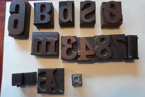 Alte Buchstaben aus Holz
Möglich in gesamt oder als Einzelkauf zu machen
In gutem Zustand