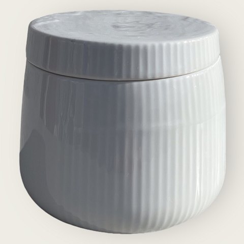 Royal Copenhagen
White element
Jar with lid
#161
*DKK 600