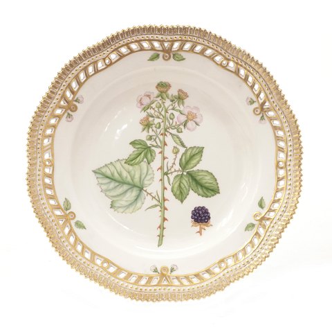 Royal Copenhagen Flora Danica dinner plate 3553. 
"Rubus vestitus Whe.". D: 25,5cm