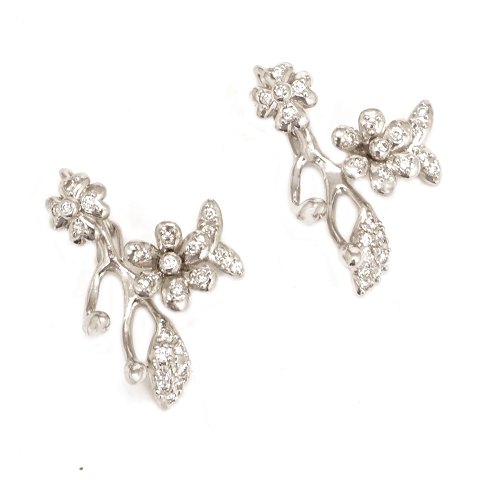 Pair of 18kt whitegold Flower earrings. 22x30mm