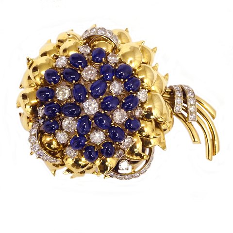 Italian 18kt gold brooch with ca. 7,75ct diamonds 
and 27,7ct sapphires. Rome circa 1950-60. Size: 
83x59mm. W: 78gr