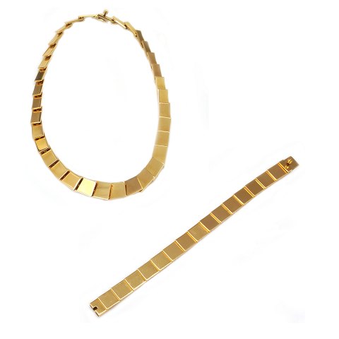 Anni & Bent Knudsen leddelt smykkesæt i 14kt guld 
bestående af halskæde og armlænke. Stemplet "Bent 
K Denmark" dessin 42. Begge med skruelås. Halskæde 
L: 37,5cm. V: 114gr samlet