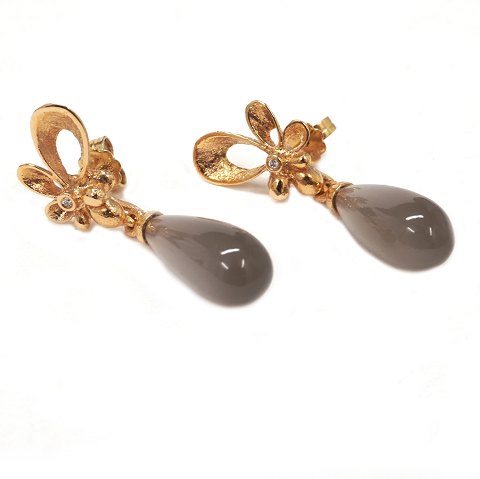 Pair of Per Borup 14kt gold Violina Party earrings 
with a daimond of circa 0,01ct. L: 4cm