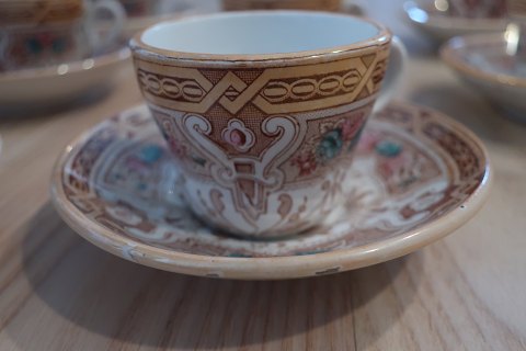 Antikke und schöne Espressotassen / PunchtassenOpaque de SarregueminesEin sehr schönes Französisches FayenceUm 1880Stempel in der Fayence (K2 x 4, SL x 1, K1 x 1, KL x 1, + 3 ohne Stempel) Undertasse Durchmesser: 12cmTasse H. 5,5cm, Diam top: