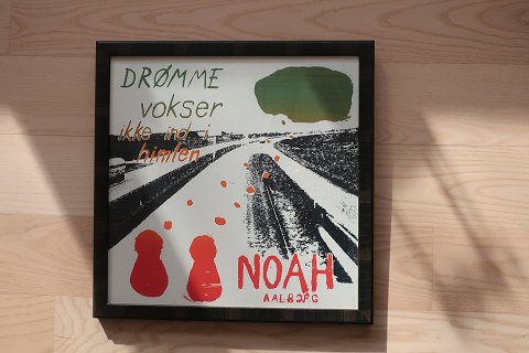 Plakat von NOAH, Aalborg
Tekst "DRØMME vokser ikke ind i himlen " (= Träume waschsen nicht in die 
Himmel)
In der originaler Rahme
H: 46cm
B: 46cm
Um 1960 - 1970
In gutem Stande