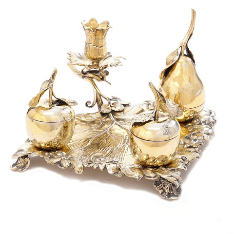 Gilt Rococo silver writing set by Johann Conrad 
Ottersen, Hamburg, dated 1779. H: 11cm. Base 
25x23cm. W: 709gr