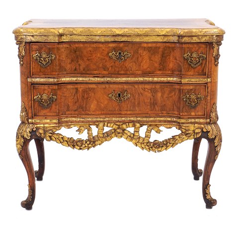 Walnut veneered and partly gilt commode made by 
the manufacture Köster, Altona, Northgermany, 
circa 1770. H: 78cm. Top: 87x43cm