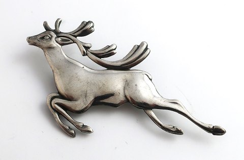 Sølv broche i form af en hjort (830). Længde 8 cm.