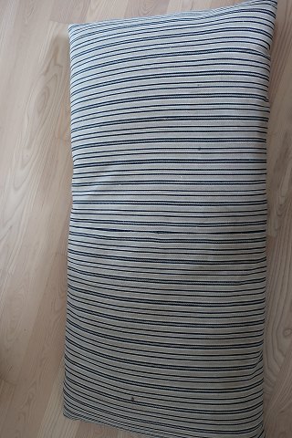 Olmertuch / Barchent, FlachsAntikes dänisches Olmertuch handgewebt damals, und deshalb NICHT industriell hergestellt oder nachgemacht.Das Olmertuch ist sehr kräftig und dichtgewebt.Diese Kissen:  132cm x 66cmDies ist als lang-Kissen gemacht