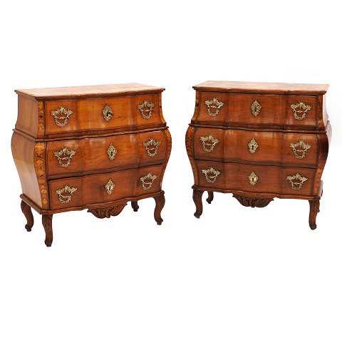 Pair of Danish Rococo oak chest of drawers by 
Jørgen Nielsen, Rudkøbing, Langeland, circa 1760. 
H: 77cm. Top: 72x36cm