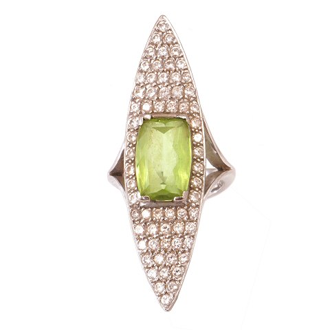 Georg Jensen rhombeformet 18kt hvidguldsring rigt 
prydet med 66 diamanter på hver ca. 0,02ct og 
Peridot. Stemplet "GJ&W" for Georg Jensen & 
Wendel. Ringstr. 51