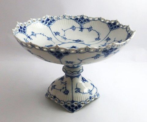 Royal Copenhagen. Blue fluted, full lace. Fruit bowl on foot. Model 1020. Height 
15 cm. Diameter 21 cm. (1 quality)