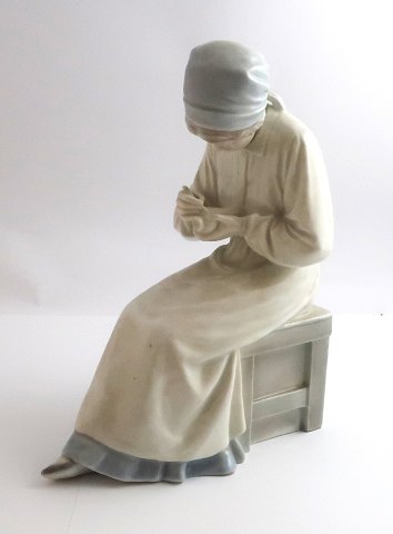 Bing & Grondahl. Porcelain figure. Porcelain painter. Model 1586. Height 21.5 
cm. (1 quality)