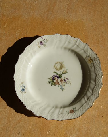 Frisenborg with gold rim Danish porcelain, large cake plates 1625, Ö 17cm.