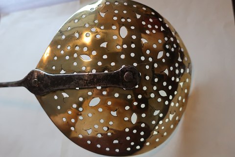 Skimmer made of brass, no stamp, about 1820
With a beautiful iron - handmade -handle 
L.: 62cm
In a good condition with a little welldone repair