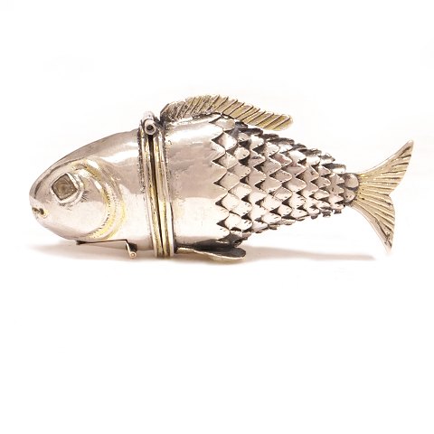 Silver vinaigrette in the shape of a fish by Johan 
Haberkiel, Aabenraa, 1756-70. L: 8,8cm