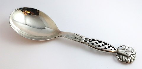 Georg Jensen. Sterling (925). Servierlöffel. Design 83. Länge 24 cm. Hergestellt 
im Jahr 1927.