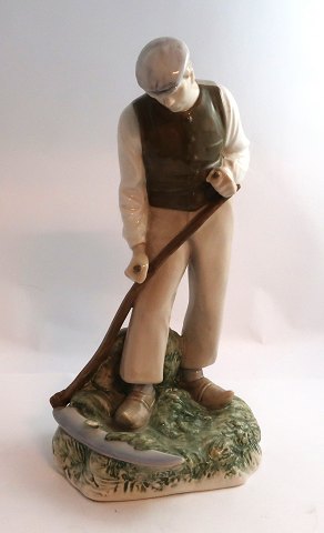 Bing & Gröndahl. Porzellanfigur. Bauer mit Sense. Modell 2043. Höhe 26,5 cm. (1 
Wahl)