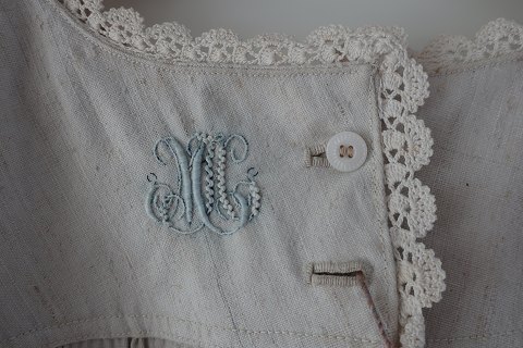 Shift / dress made of flax
An antique shift with hand made buttonholes, embroidered hand-made initials and 
other items to make the dress beautiful.
The antique, Danish linen and fustian is our speciality