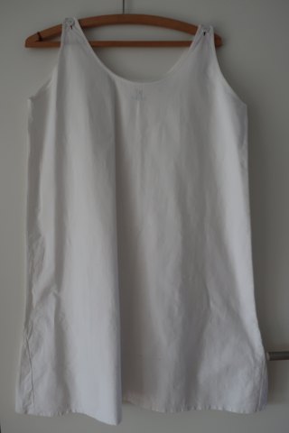 Shift / dress short and without sleeves
An antique shift with hand made buttonholes and embroidered hand-made initials
The antique, Danish linen and fustian is our speciality
