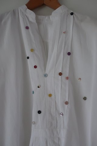 Goldli-Design:
Schöne alte Frauenhemd / Kleid mit lange Ärmel
Re-Designed by Goldli mit Knöpfe
Eine schöne unika Bekleidung
Das antikke, dänishe Leinen und Barchent ist unser Sondergebiet