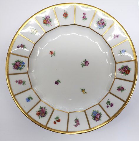 Königliches Kopenhagen. Henriette. Menüeteller. Modell 444-8549. Durchmesser 25 
cm. (1 Wahl).
