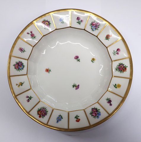 Königliches Kopenhagen. Henriette. Tiefer Teller. Modell 444-8546. Durchmesser 
25,5cm. (1 Wahl).