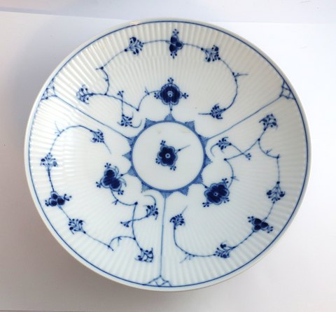 Bing & Gröndahl. Blau bemalt, geriffelt. Runde Schale. Modell 206. Durchmesser 
24 cm. Höhe 7 cm. (1 Wahl)