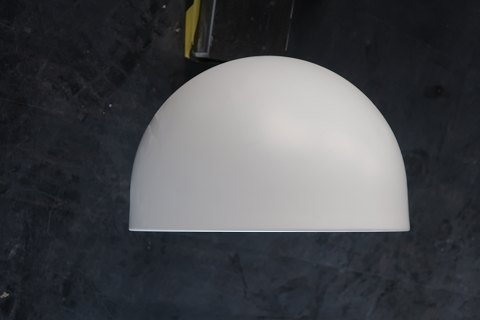 Schöne und funktionelle Lampen für die Wand aus Fokus, Dänemark
Mit halbrunde Schirm aus weiss angemalte Metal mit flach Unterschirm aus 
weissen matten Plast
Design: Claus Bonderup, Dänemark
Von Fokus, Dänemark, produciert
B: um 27cm
H: um 14,5cm