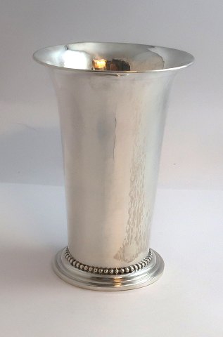 Georg Jensen. Vase aus Sterlingsilber, gehämmert. Modell 107. Höhe 13,5 cm. 
Hergestellt 1925-1932
