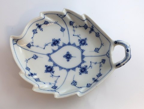 Königliches Kopenhagen. Musselmalet, Gerippt. Beilagen. Modell 144. Länge 23 cm. 
(1 Wahl).