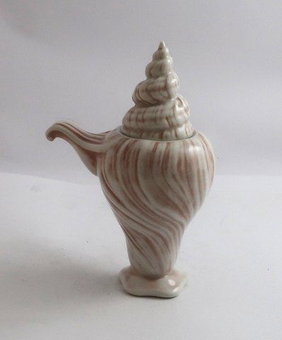 Königliches Kopenhagen. Rosa Muschel. Design Arje Griegst. Sahnekännchen. Höhe 
14,5 cm. Modell 14175. (1 Wahl).