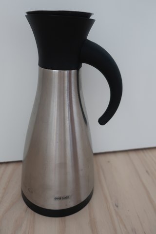 Termokande Eva Solo
1,1L H: 28cm
Rustfrit stål både udvendig og indvendig
Drypfri og brudsikker (iflg. producenten)
Let brugt, men i flot stand
Warennr.: KL1006