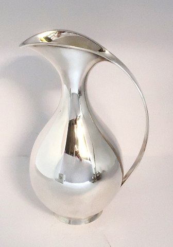 Michelsen. Krug aus Sterlingsilber (925). Design Kay Fisker. Höhe 24 cm. 
Produziert 1955 (E9)