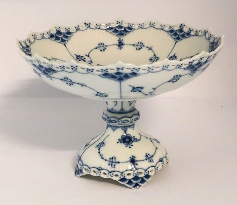 Königliches Kopenhagen. Musselmalet, vollspitze. Kuchenschale auf Fuß. Modell 
1020. Höhe 14,5 cm. Durchmesser 20,5 cm. (1 Wahl)