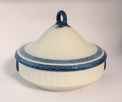 Royal Copenhagen. Blauer Fan. Runde Schale mit Deckel. Modell 11503. Durchmesser 
20,5 cm. Höhe 17 cm. (1 Wahl)