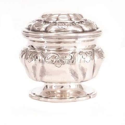 Kleine kräftige Silber Bonbonniere von A. 
Michelsen, Dänemark, datiert 1900. H: 7cm. G: 
155gr