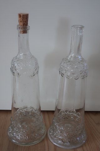 2 schöne antikke Karaffeln
Sehen Sie die schöne Muster im Glas
H: um 30cm
Aus Anfang der 1900-Jahren
In sehr gutem Zustand
