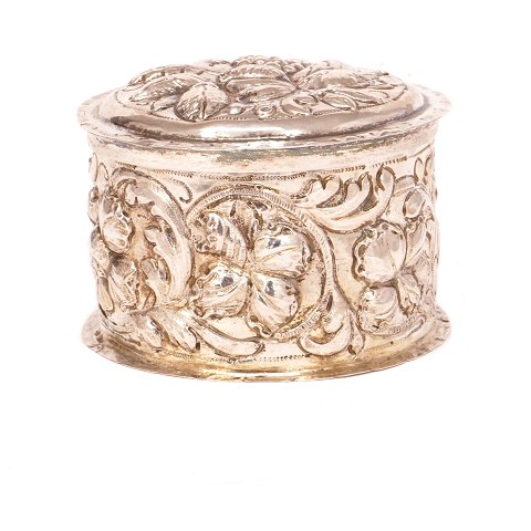 Getriebene Barock Silber Oblatendose von Thore Sørensen, Aalborg, 1704-32. H: 6cm. D: 8,6cm