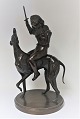 Lundin Antique präsentiert: Bronzefigur. Junge sitzt auf Windhund. Höhe 45 cm.