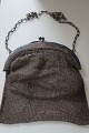 Antikke Tasche aus Metalfaden handgemacht
Die alte Tasche, um Mitte 1800-Jahren, ist 
handgemacht 
Schöne Form mit Schliesung oben aus Messing 
gemacht und mit eine Kette zum tragen