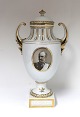 Lundin Antique präsentiert: Royal Copenhagen. Vase. Model # 2212 Bilder von Frederik VIII und Königin Louise. ...